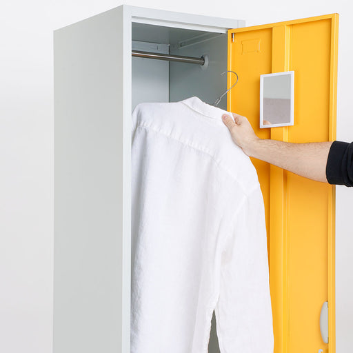 AMS1X1 armadietto aperto con appendiabiti e camicia